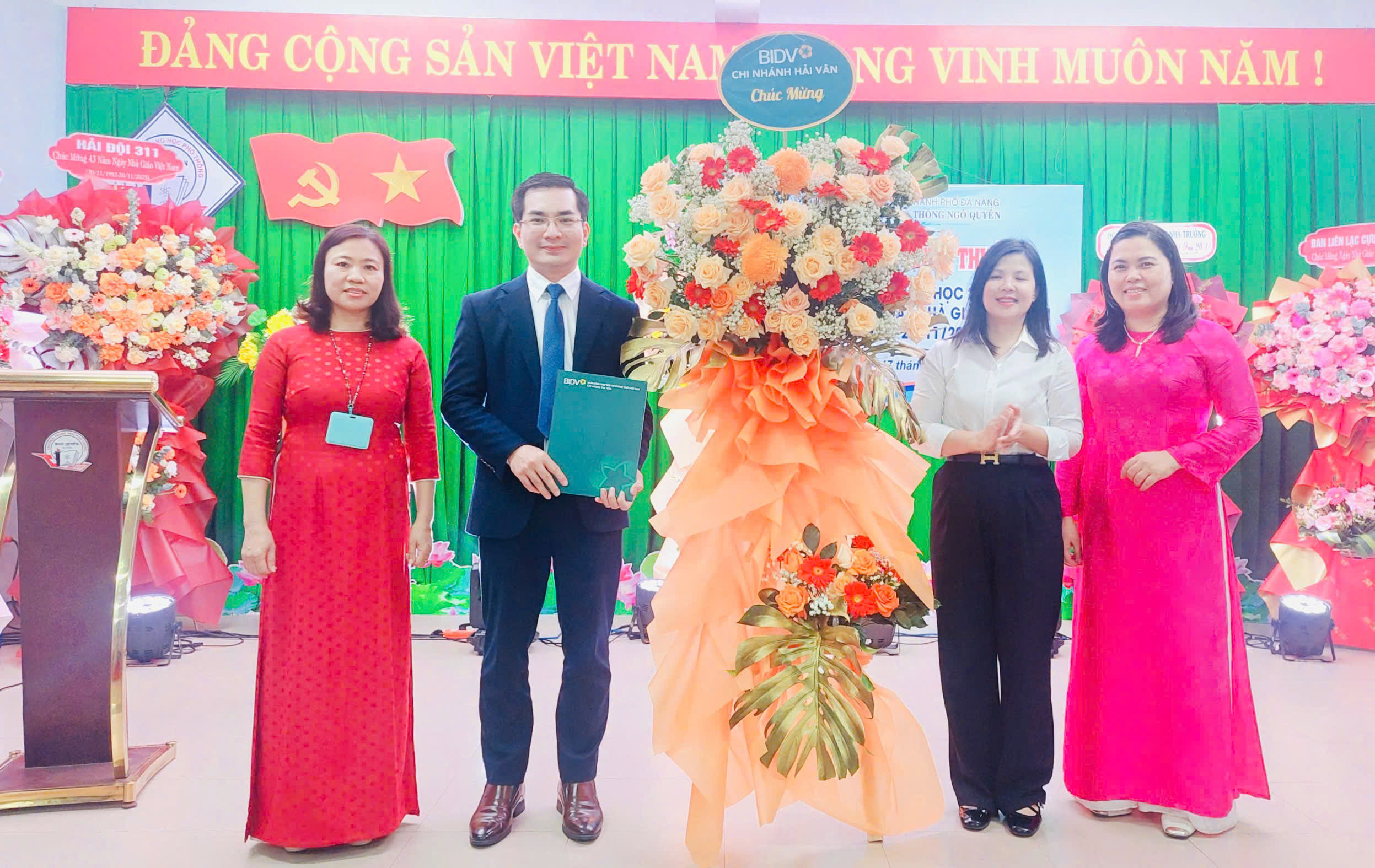 TRƯỜNG THPT NGÔ QUYỀN LONG TRỌNG TỔ CHỨC LỄ KỈ NIỆM 43 NĂM NGÀY NHÀ GIÁO VIỆT NAM