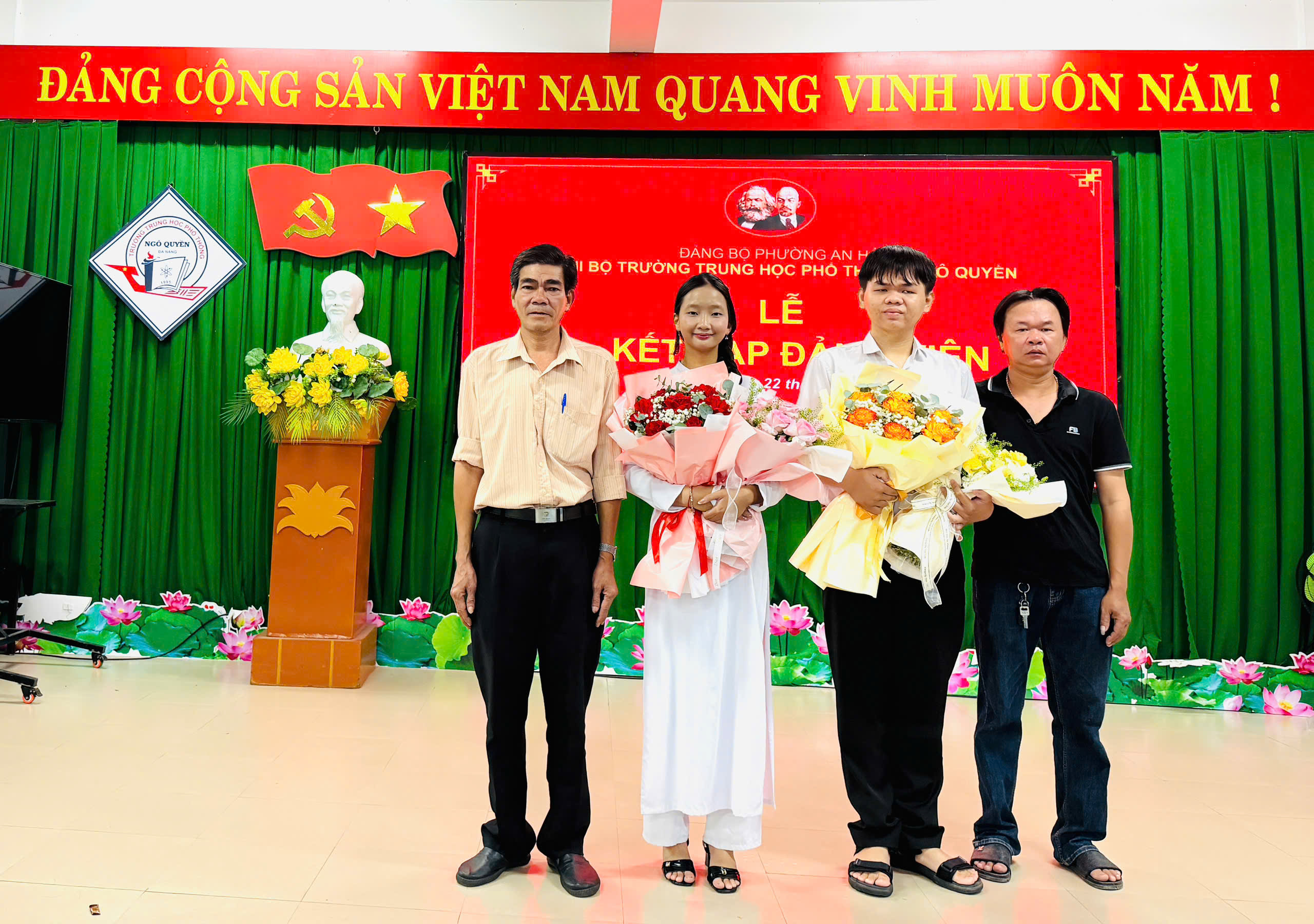 LỄ KẾT NẠP 02 ĐẢNG VIÊN MỚI